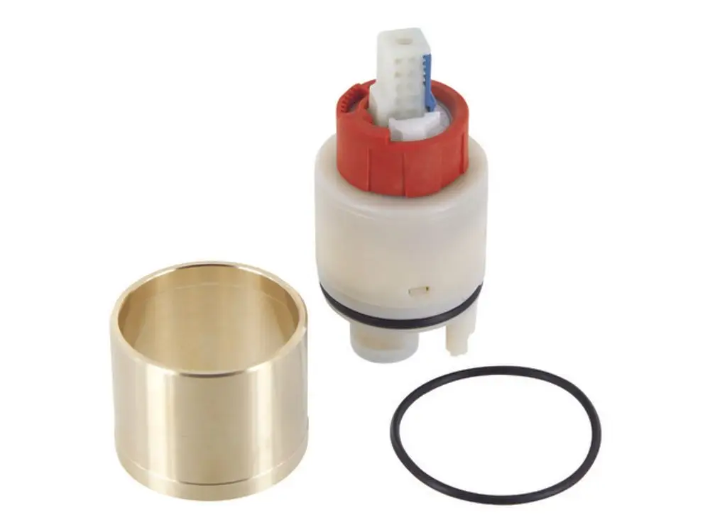 Kartusche von Ideal Standard, bestehend aus einem weißen Körper mit rotem Deckel, daneben ein goldfarbener Zylinder und ein schwarzer O-Ring.